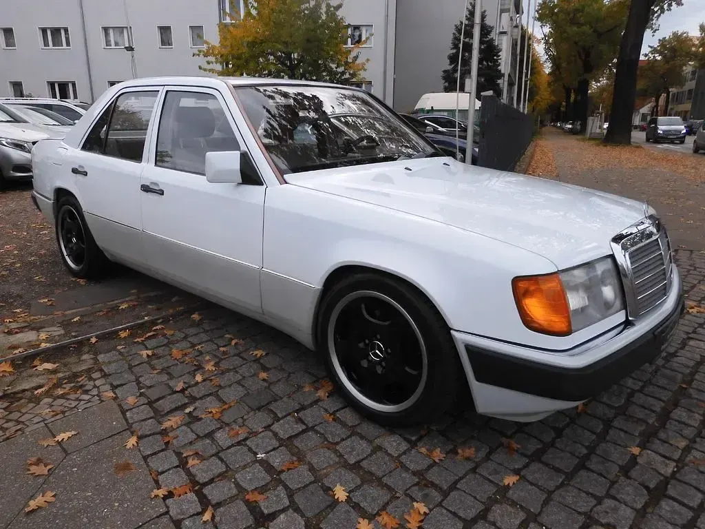 Gebraucht Mercedes 200 118 PS (86 kW) 1990 Weiß Limousine