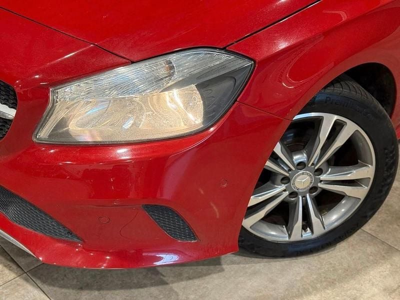 Gebraucht Mercedes A180 109 PS (80 kW) 2016 Rot Limousine