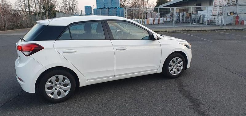 Gebraucht Hyundai i20 Classic 75 PS (55 kW) 2017 Weiß Limousine