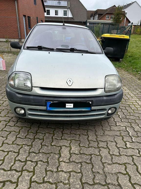 Grau Gebraucht 2000 Renault Clio II Limousine | 1.250 € (Guter Preis) - Bild 1/4