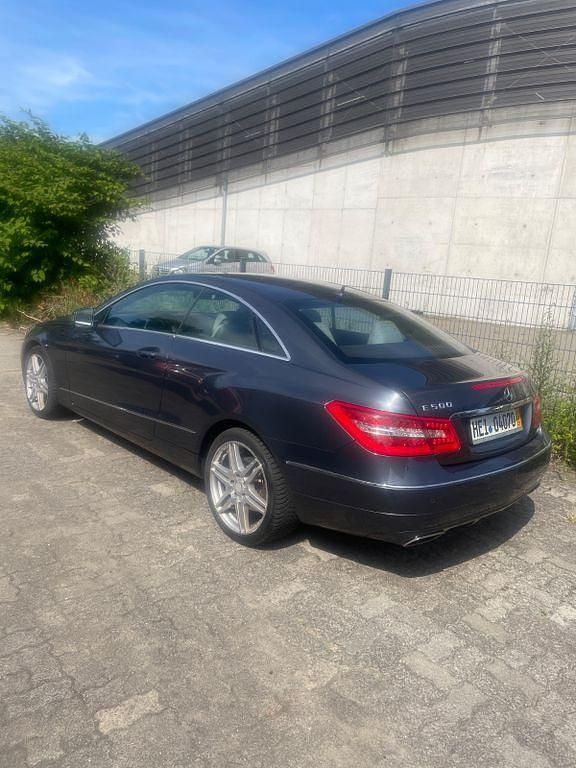 Grau Gebraucht 2010 Mercedes E500 Avantgarde Coupé | 11.500 € (Superpreis) - Bild 1/4