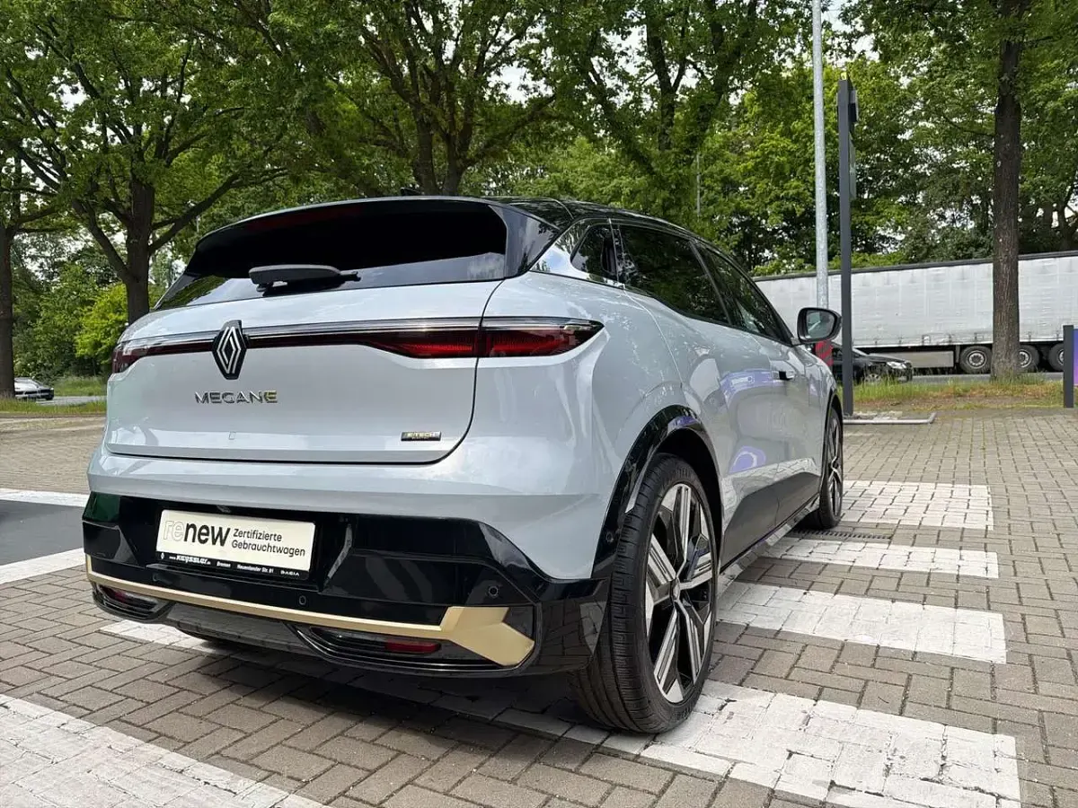 Gebraucht Renault Megane E-Tech Iconic 160 kW (218 PS) 2024 Rafalegrau, dach in black pea Limousine