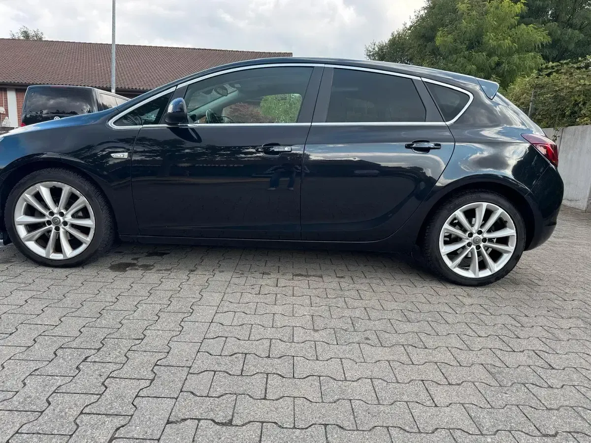 Gebraucht Opel Astra Edition 140 PS (102 kW) 2011 Schwarz Limousine