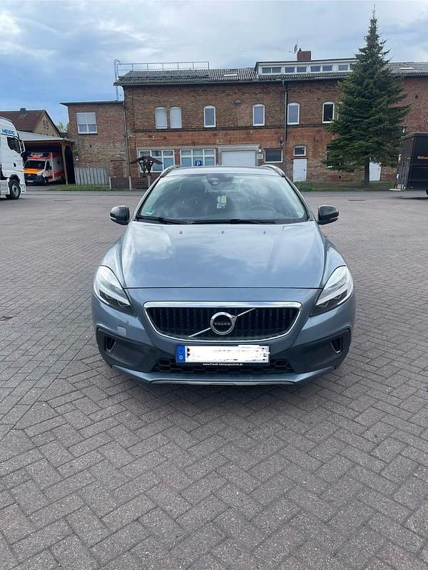 Blau Gebraucht 2016 Volvo V40 Momentum Kombi | 11.500 € (Superpreis) - Bild 1/4