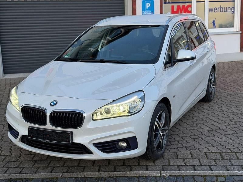 Weiß Gebraucht 2016 BMW 218 Gran Tourer Sport Line Van / Kleinbus | 8.900 € (Fairer Preis) - Bild 1/4