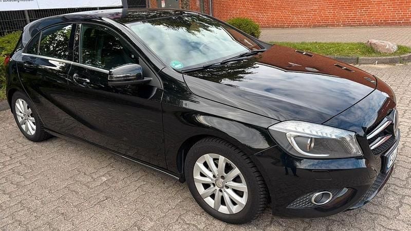 Schwarz Gebraucht 2013 Mercedes A180 Style Limousine | 8.900 € (Guter Preis) - Bild 1/4