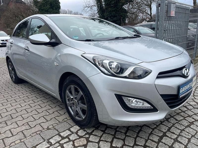 Gebraucht Hyundai i30 Classic 99 PS (72 kW) 2015 Silber Limousine
