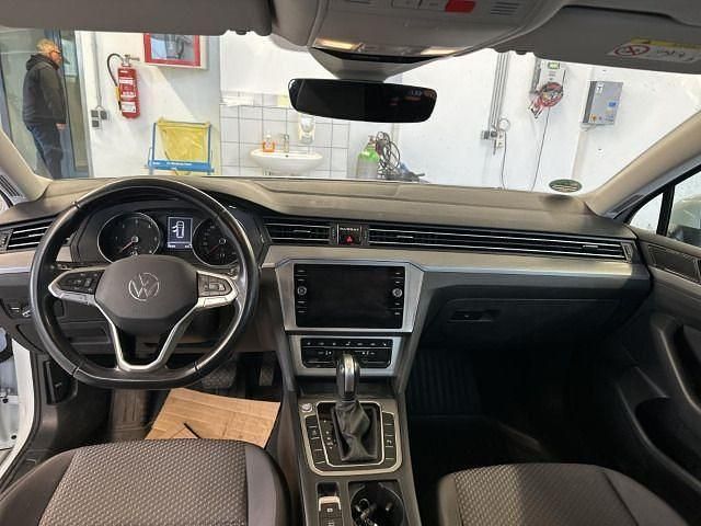 Gebraucht VW Passat Basis 150 PS (110 kW) 2023 Gletscherweiß metallic (metallic) Kombi