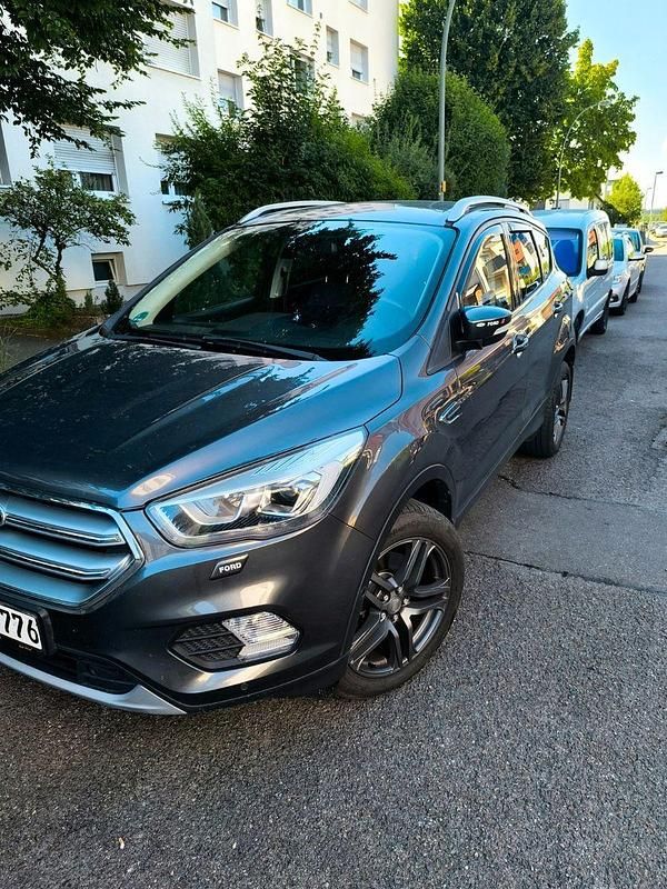 Gebraucht Ford Kuga Titanium 120 PS (88 kW) 2017 Grau SUV