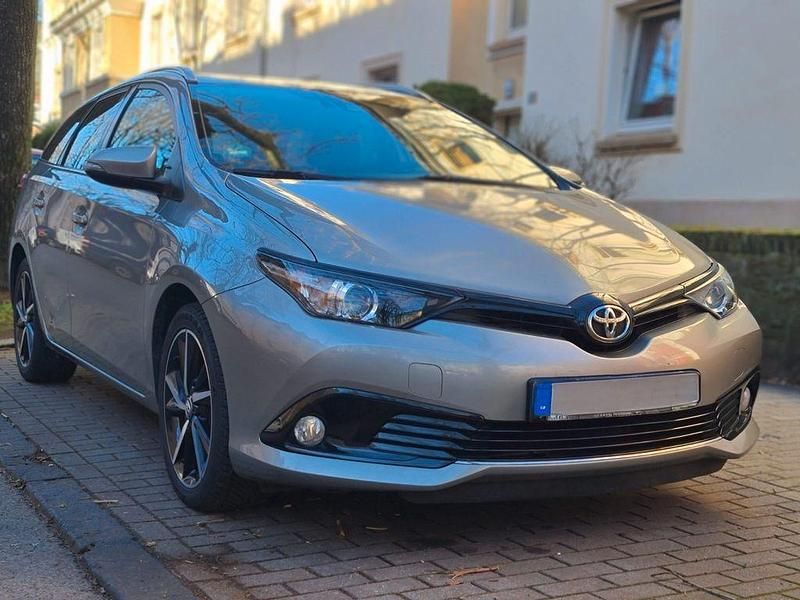 Grau Gebraucht 2018 Toyota Auris Edition-S Limousine | 12.000 € (Fairer Preis) - Bild 1/4
