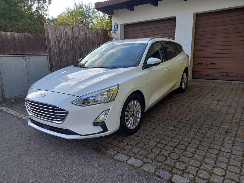 Frozen white Gebraucht 2019 Ford Focus Kombi | 9.200 € (Fairer Preis) - Bild 1/4