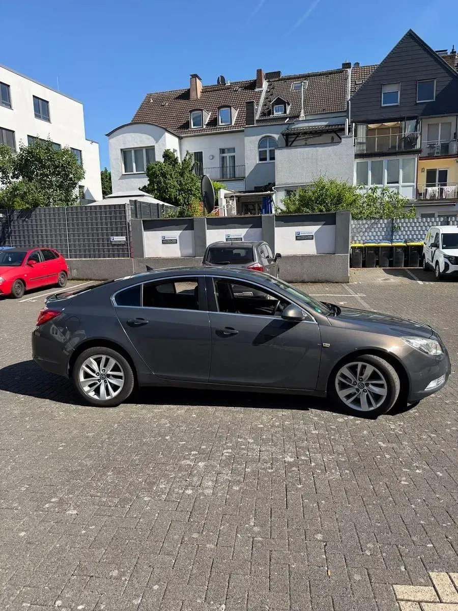 Gebraucht Opel Insignia Edition 131 PS (96 kW) 2013 Grau Limousine