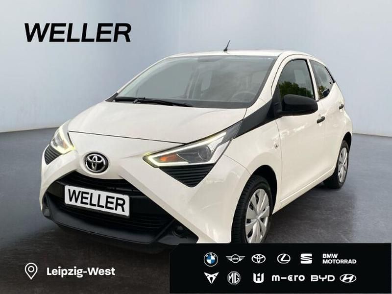 Weiss Gebraucht 2020 Toyota Aygo Business Edition Kleinwagen | 9.790 € (Fairer Preis) - Bild 1/3