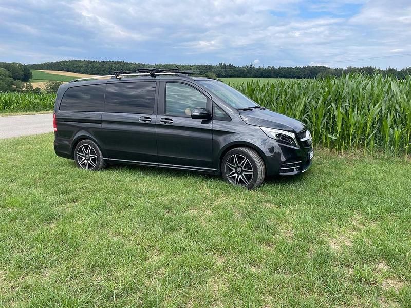 Grau Gebraucht 2019 Mercedes V220 Avantgarde Edition Van / Kleinbus | 49.900 € (Teuer) - Bild 1/4