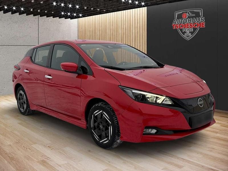 Gebraucht Nissan Leaf Acenta 110 kW (150 PS) 2023 Rot (red (s)) Kleinwagen