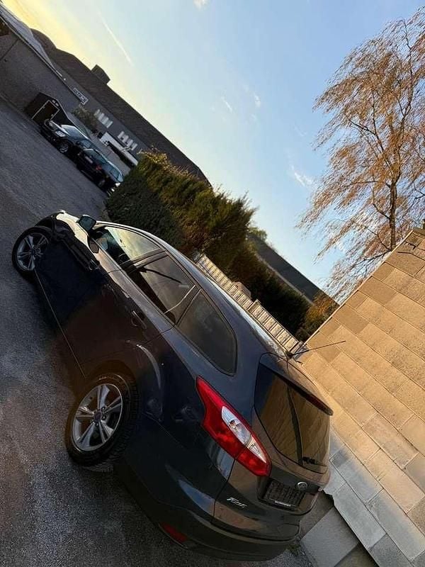 Gebraucht Ford Focus SYNC Edition 101 PS (74 kW) 2014 Midnight skygrau metallic Kombi