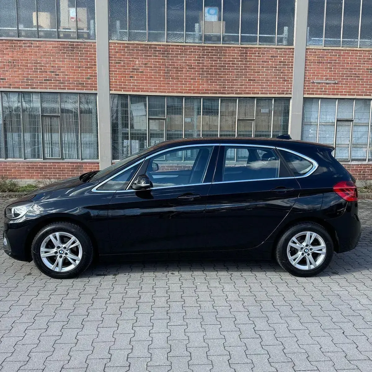 Gebraucht BMW 214 Active Tourer Basis 95 PS (69 kW) 2015 Schwarz Van / Kleinbus