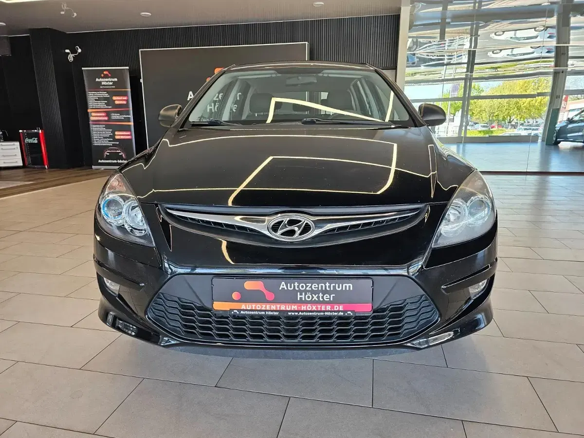 Gebraucht Hyundai i30 Comfort 127 PS (93 kW) 2011 Schwarz Kombi