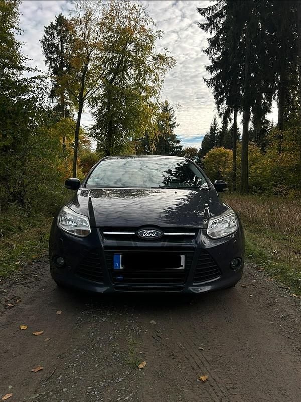 Grau Gebraucht 2011 Ford Focus Sport Limousine | 3.800 € (Guter Preis) - Bild 1/4