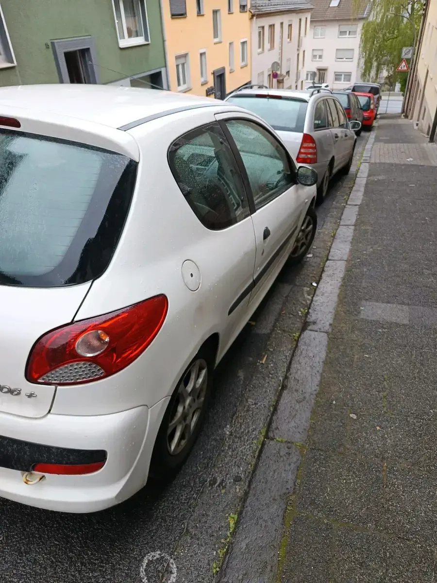 Gebraucht Peugeot 206+ 68 PS (50 kW) 2012 Weiß Kleinwagen