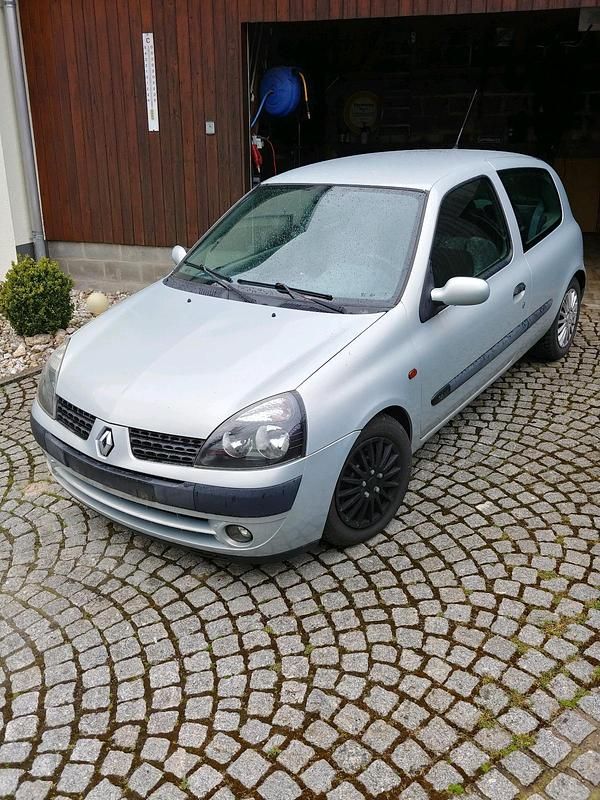 Gebraucht Renault Clio II 75 PS (55 kW) 2002 Silber Kleinwagen