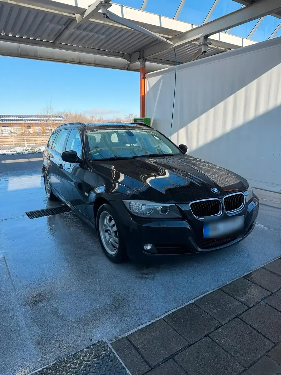 Gebraucht BMW 320 184 PS (135 kW) 2010 Schwarz Kombi