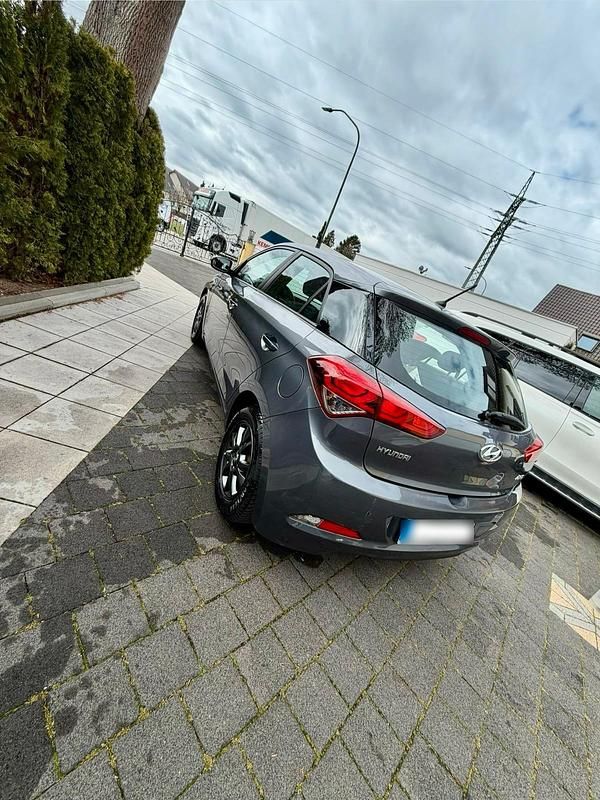 Gebraucht Hyundai i20 84 PS (61 kW) 2017 Grau Limousine