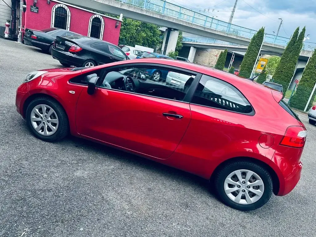 Używany Kia Rio 86 KM (63 kW) 2014 Czerwony