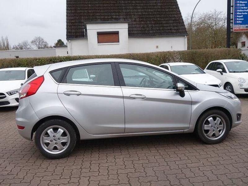 Gebraucht Ford Fiesta Titanium 90 PS (66 kW) 2013 Silber Kleinwagen