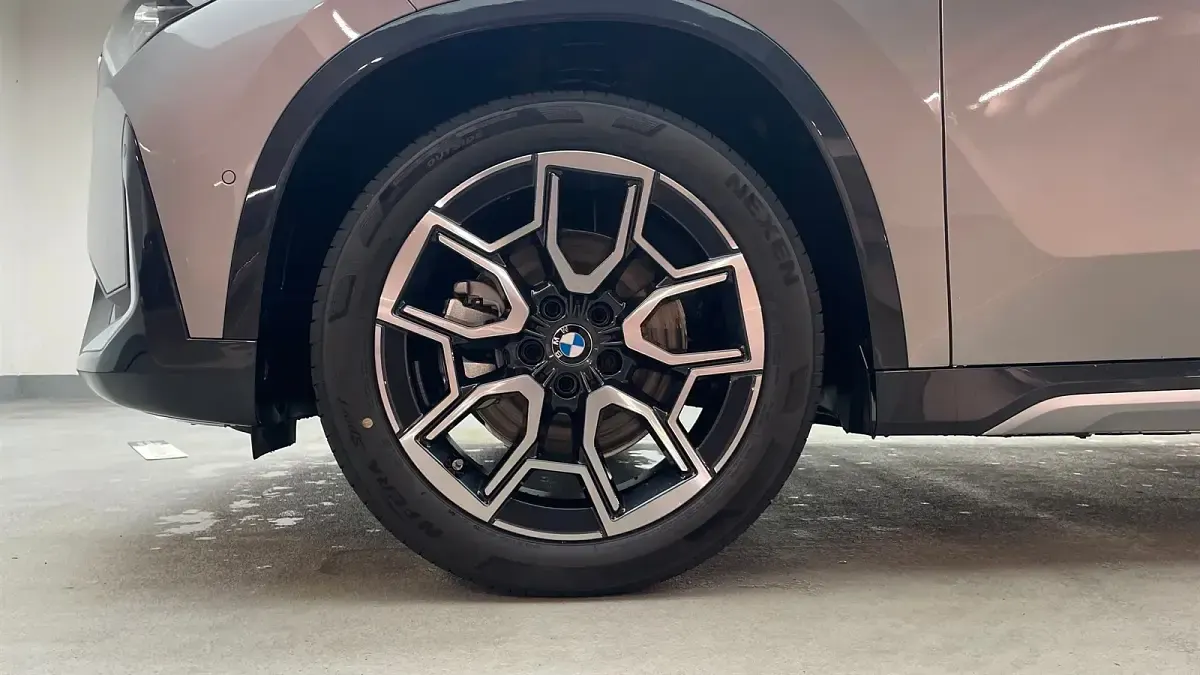 Neu BMW iX1 xLine 230 kW (313 PS) 2026 Spacesilber metallic SUV