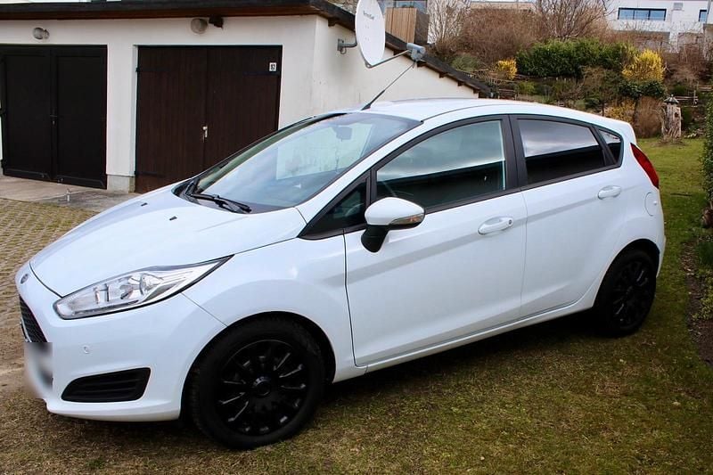 Gebraucht Ford Fiesta 74 PS (54 kW) 2017 Weiß Kleinwagen