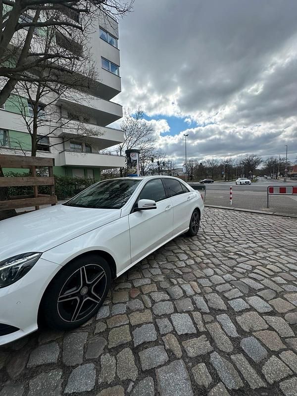 Gebraucht Mercedes E220 170 PS (125 kW) 2014 Weiß Limousine