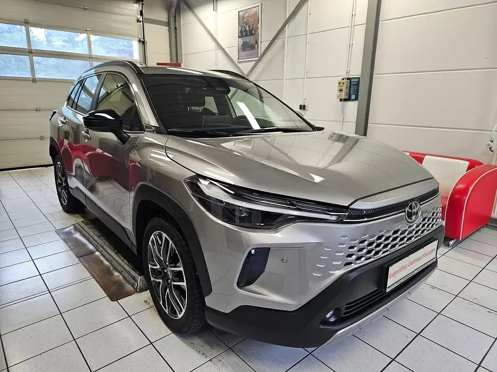 Gebraucht Toyota Corolla Cross 133 PS (97 kW) 2025 Grau SUV