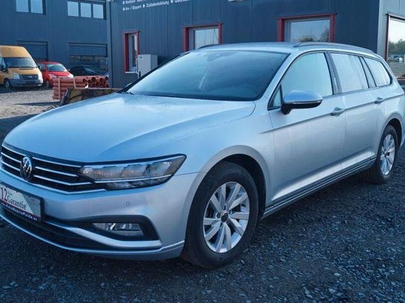 Silber metallic Gebraucht 2023 VW Passat Conceptline Kombi | 23.490 € (Superpreis) - Bild 1/4