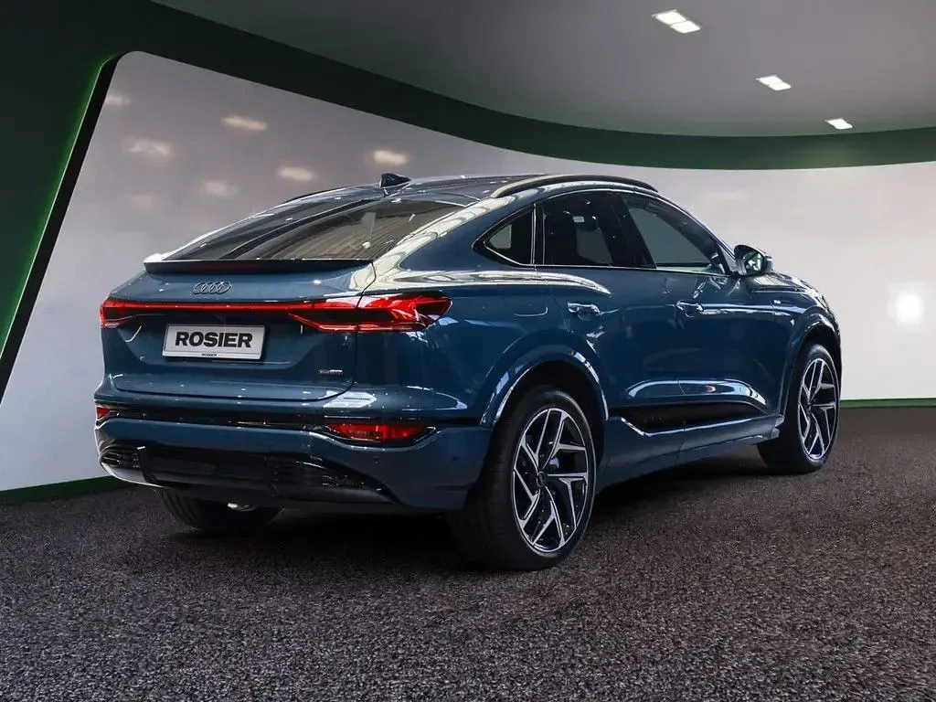 Neu Audi Q6 Sportback e-tron Business 314 kW (428 PS) 2026 Blau / plasmablau SUV