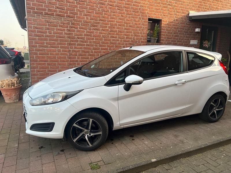 Gebraucht Ford Fiesta 101 PS (74 kW) 2013 Weiß Kleinwagen