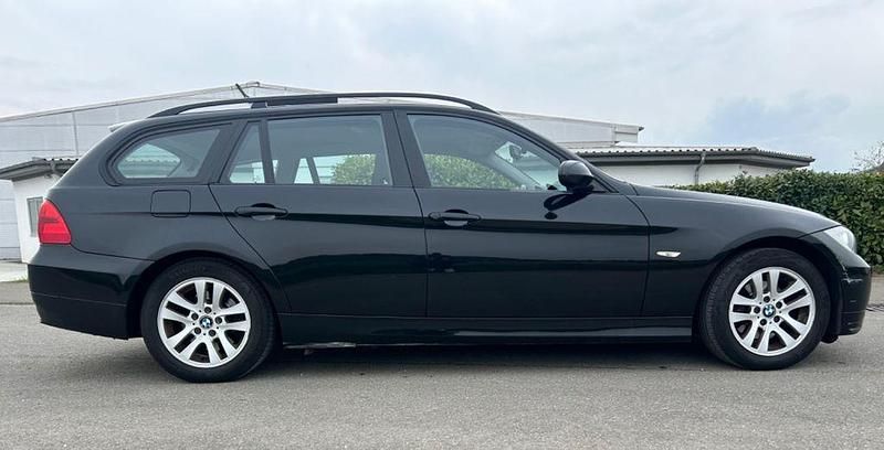 Gebraucht BMW 320 163 PS (119 kW) 2007 Schwarz Kombi