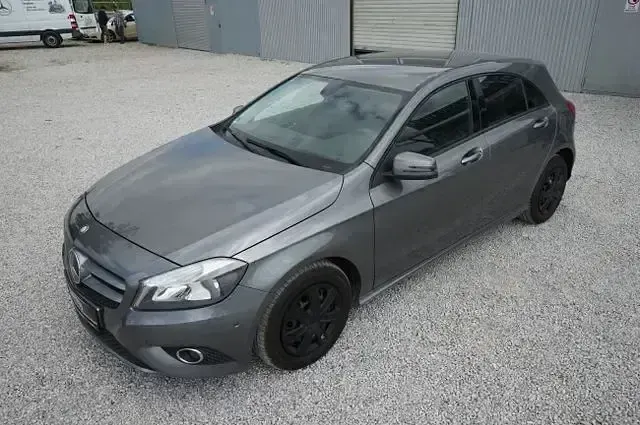 Gebraucht Mercedes A180 122 PS (89 kW) 2013 Mountaingrau  met. Kleinwagen
