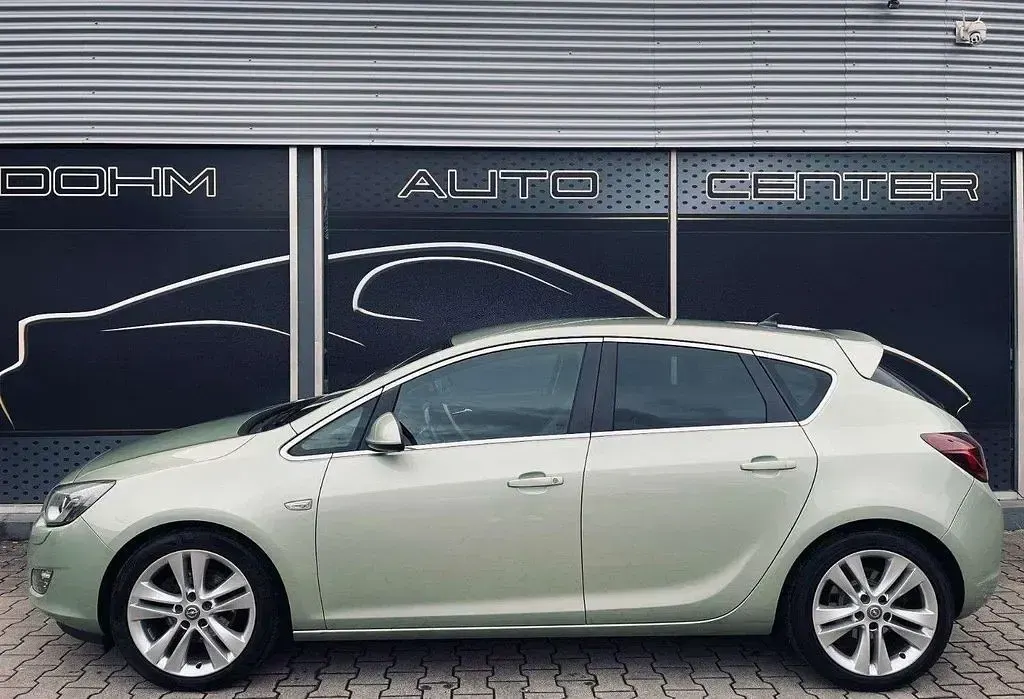Gebraucht Opel Astra Innovation 179 PS (131 kW) 2010 Fresh mint Limousine