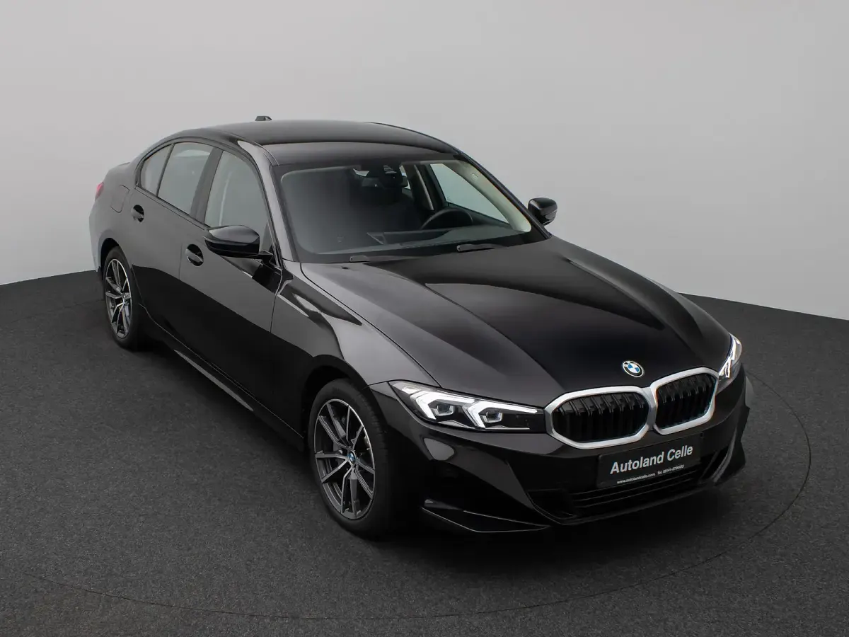 Gebraucht BMW 330 Sport Line 286 PS (210 kW) 2022 Saphirschwarz metallic475schwarz Limousine