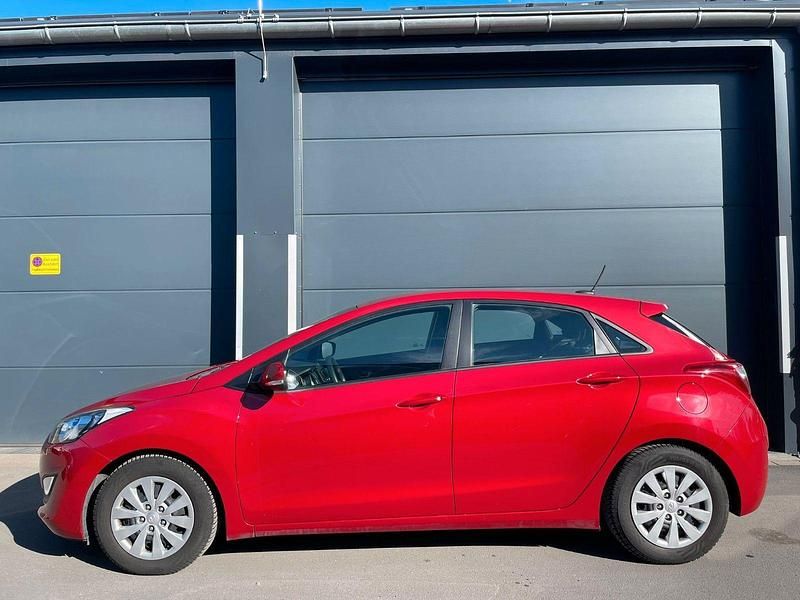 Gebraucht Hyundai i30 Trend 101 PS (74 kW) 2016 Rot Kleinwagen