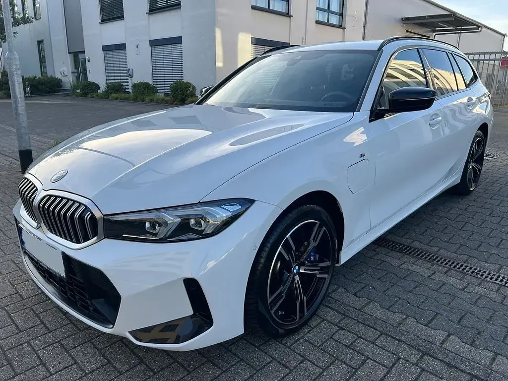 Gebraucht BMW 330e M Sport 292 PS (214 kW) 2025 Weiß Kombi