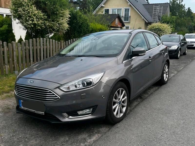 Braun Gebraucht 2016 Ford Focus Titanium Limousine | 8.000 € (Superpreis) - Bild 1/4