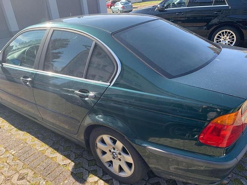 Grün Gebraucht 2000 BMW 320 Limousine | 1.000 € (Guter Preis) - Bild 1/4