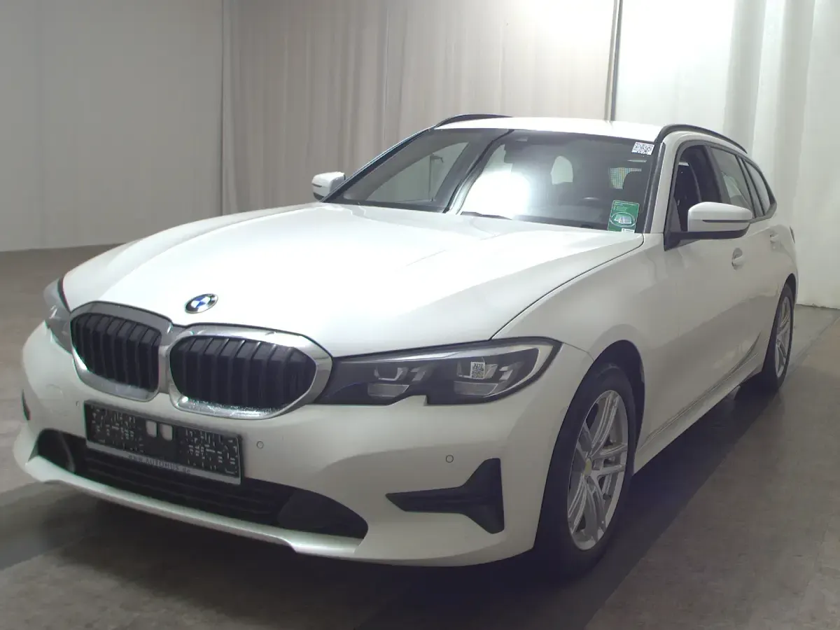 Używany BMW 320 Advantage 190 KM (139 kW) 2021 Biały Kombi