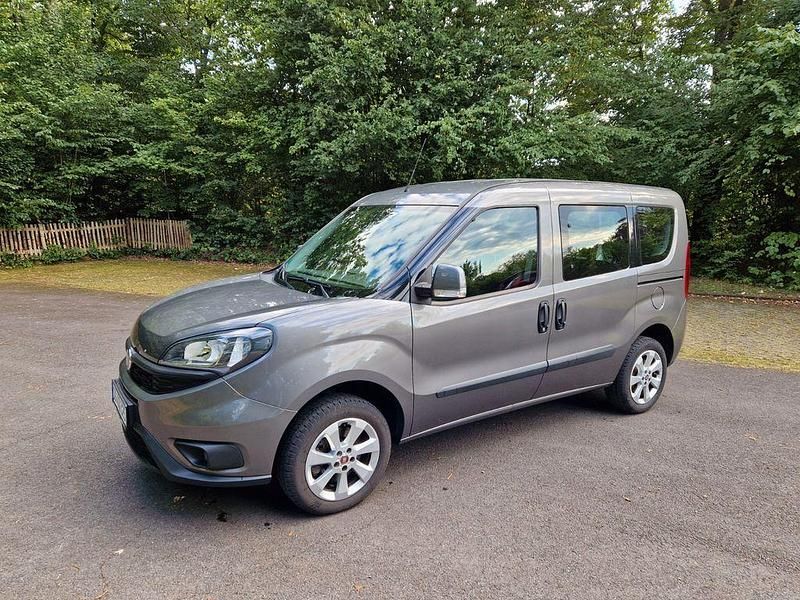 Grau Gebraucht 2019 Fiat Doblò Family Van / Kleinbus | 9.999 € (Guter Preis) - Bild 1/4