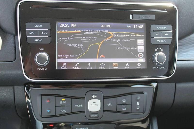 Gebraucht Nissan Leaf Acenta 110 kW (150 PS) 2018 Weiß Kleinwagen