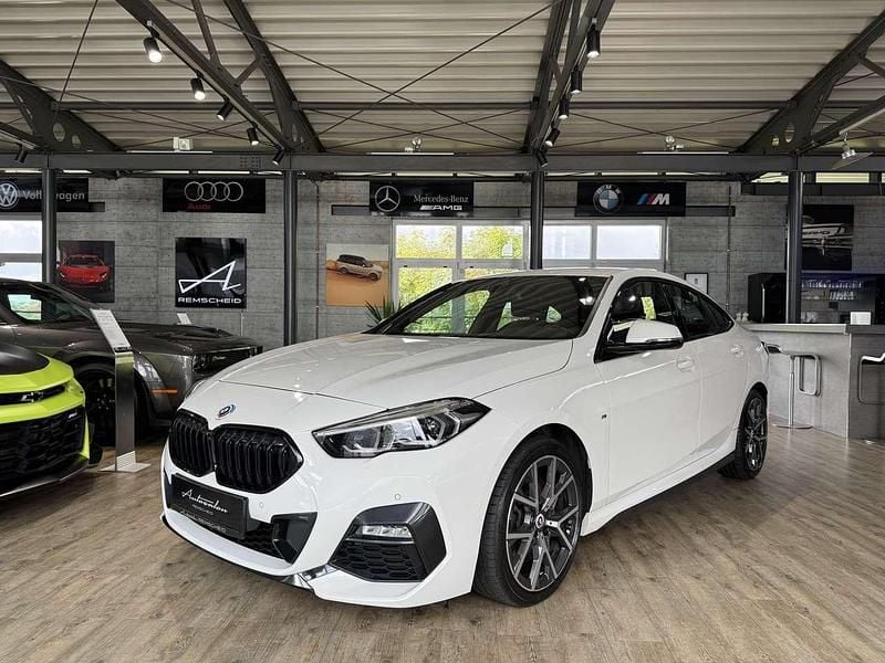 Alpinweiss iii Gebraucht 2022 BMW 220 M Sport Limousine | 27.990 € (Fairer Preis) - Bild 1/4