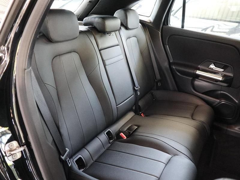 Gebraucht Mercedes EQA350 Progressive 214 kW (292 PS) 2024 Metalliclack kosmosschwarz SUV