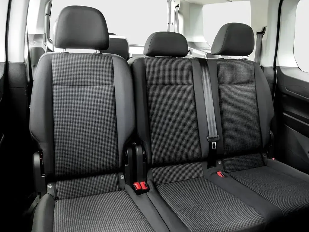 Gebraucht VW Caddy Maxi Basis 122 PS (89 kW) 2024 Silber Van / Kleinbus